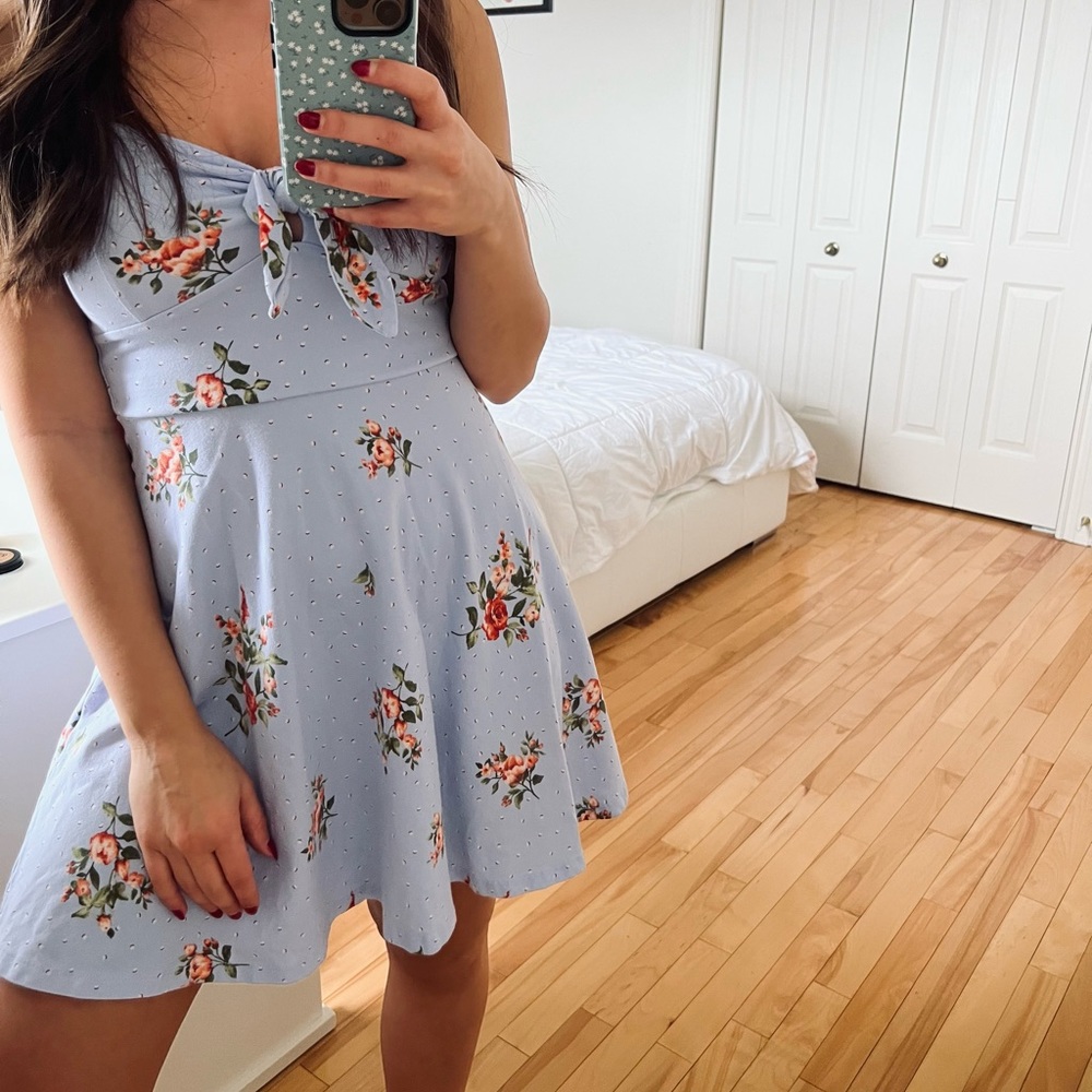 FOREVER 21 XS STRETCHY DRESS BABY BLUE WITH PINK FLOWERS